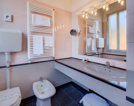 Il bagno della camera economy del Hotel San Donato Bologna