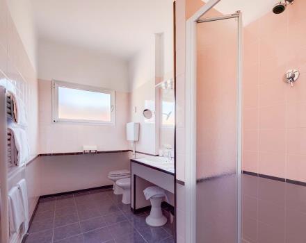 Il bagno della camera economy al Hotel San Donato di Bologna