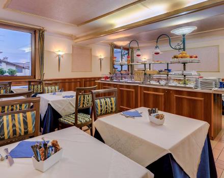 La sala de desayunos para un despertar sabroso en el Hotel San Donato 4 estrellas en Bolonia