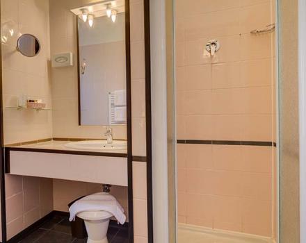 Los espaciosos cuartos de baño de la habitación classic del Hotel San Donato Bolonia