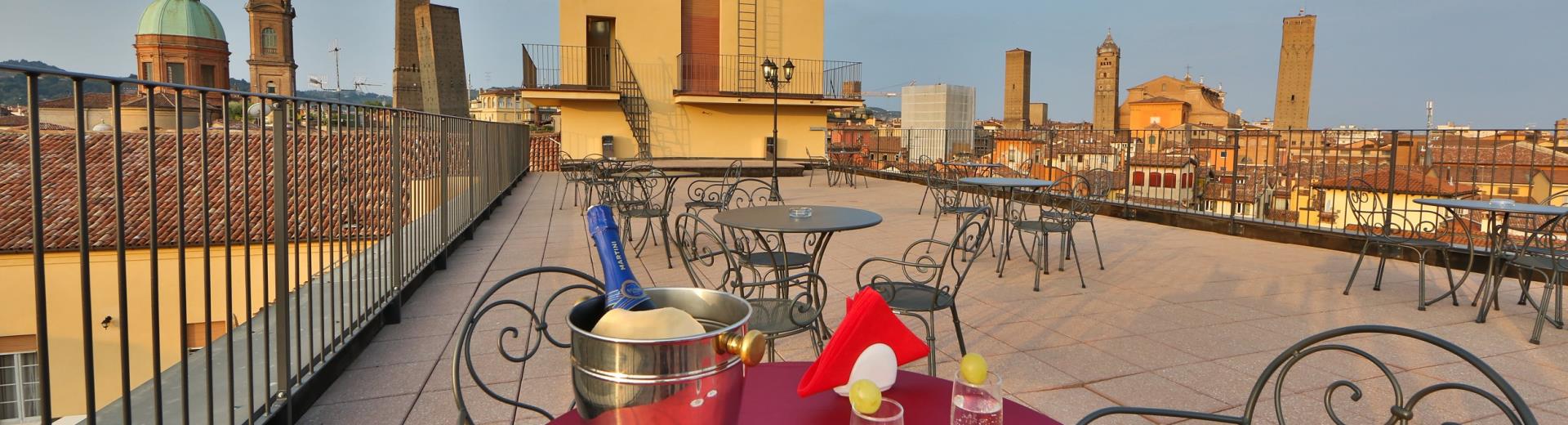Sorseggia un aperitivo sulla terrazza panoramica del Hotel San Donato a Bologna
