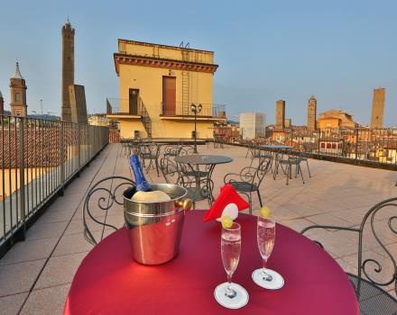 Sorseggia un aperitivo sulla terrazza panoramica del Hotel San Donato a Bologna