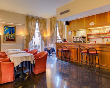 Genießen Sie einen Drink in der Bar des Hotel San Donato Bologna Center